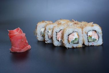 Balık, sebze ve zencefil ile Japon pirinç rulo