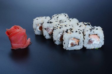 Balık, sebze ve zencefil ile Japon pirinç rulo