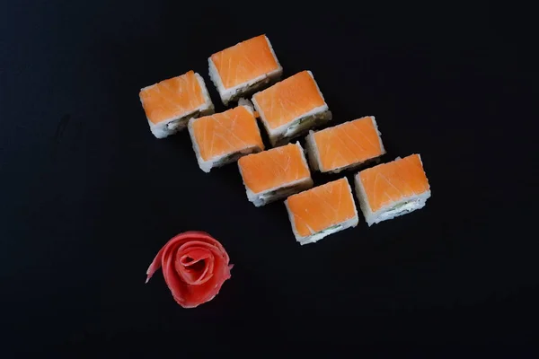 Rollos Japoneses Arroz Con Pescado Verduras Jengibre Sobre Fondo Oscuro —  Fotos de Stock