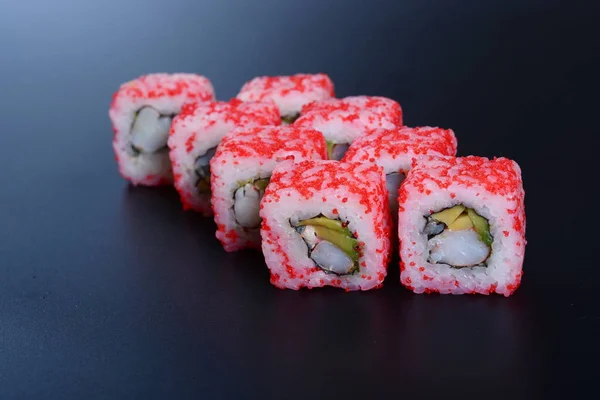 Rouleaux Japonais Riz Poisson Légumes Gingembre Sur Fond Sombre — Photo