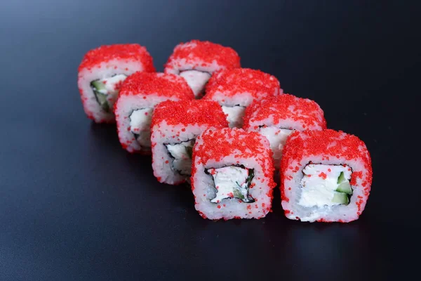 Rouleaux Japonais Riz Poisson Légumes Gingembre Sur Fond Sombre — Photo