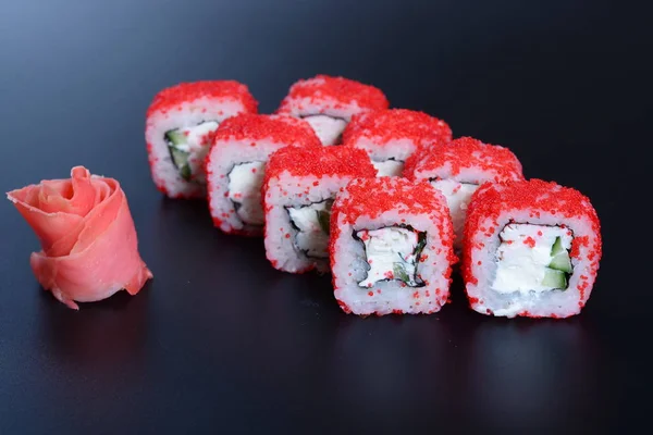 Rouleaux Japonais Riz Poisson Légumes Gingembre Sur Fond Sombre — Photo