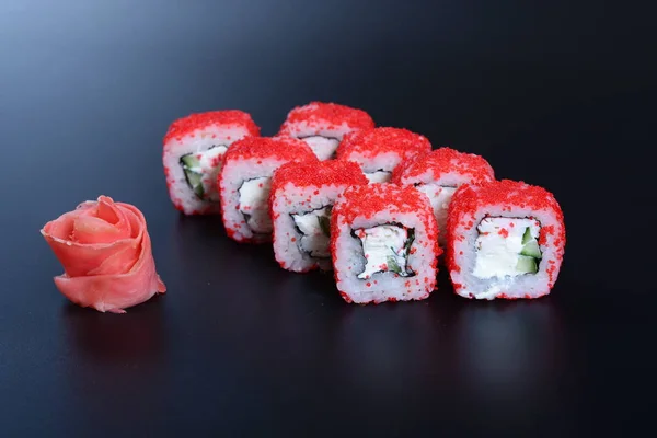 Rouleaux Japonais Riz Poisson Légumes Gingembre Sur Fond Sombre — Photo