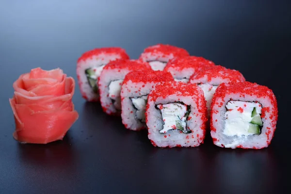 Rouleaux Japonais Riz Poisson Légumes Gingembre Sur Fond Sombre — Photo