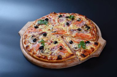 Pizza domates, peynir, et ve balık koyu arka plan üzerinde