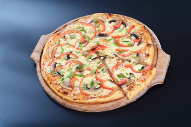 Pizza domates, peynir, et ve balık koyu arka plan üzerinde