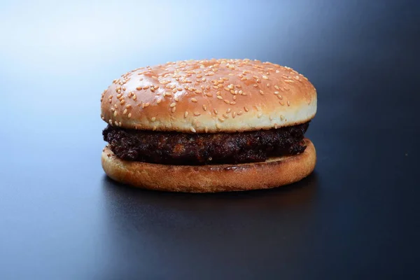 Hamburger Con Cotoletta Insalata Pomodori Formaggio Sfondo Scuro — Foto Stock