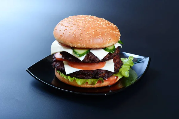 Hamburger Con Cotoletta Insalata Pomodori Formaggio Sfondo Scuro — Foto Stock