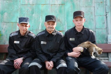 Karanlık hapishane kıyafetleri Rus cezaevinde cinayet suçluları için 2018 yılında mahkum