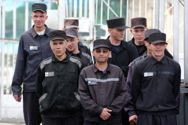 Karanlık hapishane kıyafetleri Rus cezaevinde cinayet suçluları için 2018 yılında mahkum