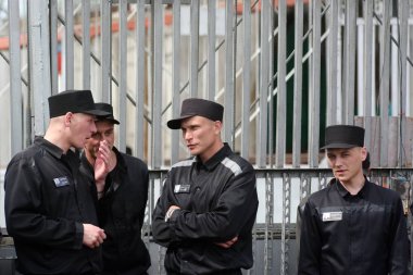Karanlık hapishane kıyafetleri Rus cezaevinde cinayet suçluları için 2018 yılında mahkum