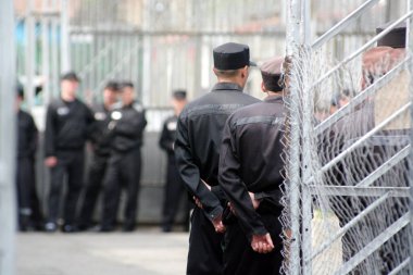 Karanlık hapishane kıyafetleri Rus cezaevinde cinayet suçluları için 2018 yılında mahkum