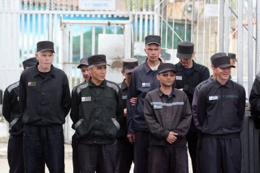 Karanlık hapishane kıyafetleri Rus cezaevinde cinayet suçluları için 2018 yılında mahkum