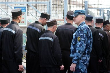 Karanlık hapishane kıyafetleri Rus cezaevinde cinayet suçluları için 2018 yılında mahkum