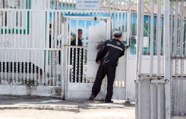 Karanlık hapishane kıyafetleri Rus cezaevinde cinayet suçluları için 2018 yılında mahkum