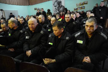 Karanlık hapishane kıyafetleri Rus cezaevinde cinayet suçluları için 2018 yılında mahkum