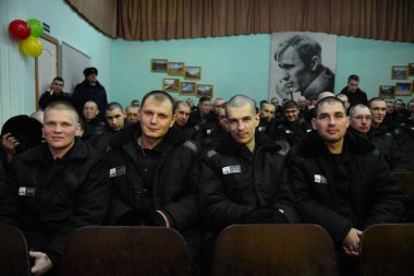 Karanlık hapishane kıyafetleri Rus cezaevinde cinayet suçluları için 2018 yılında mahkum