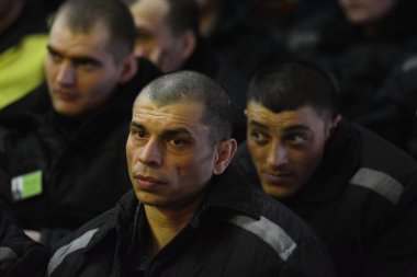 Karanlık hapishane kıyafetleri Rus cezaevinde cinayet suçluları için 2018 yılında mahkum