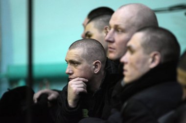 Karanlık hapishane kıyafetleri Rus cezaevinde cinayet suçluları için 2018 yılında mahkum