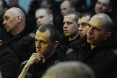 Karanlık hapishane kıyafetleri Rus cezaevinde cinayet suçluları için 2018 yılında mahkum