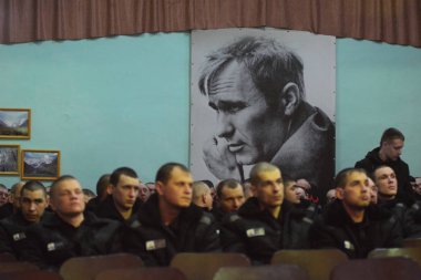 Karanlık hapishane kıyafetleri Rus cezaevinde cinayet suçluları için 2018 yılında mahkum