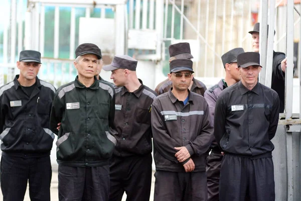 Karanlık hapishane kıyafetleri Rus cezaevinde cinayet suçluları için 2018 yılında mahkum
