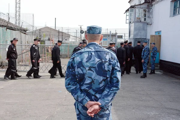 Karanlık hapishane kıyafetleri Rus cezaevinde cinayet suçluları için 2018 yılında mahkum