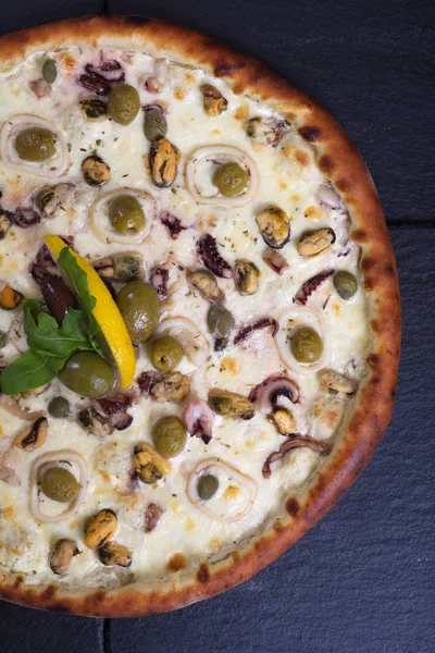 Pizza Aux Fruits Mer Olives Olives Repose Sur Une Pierre — Photo