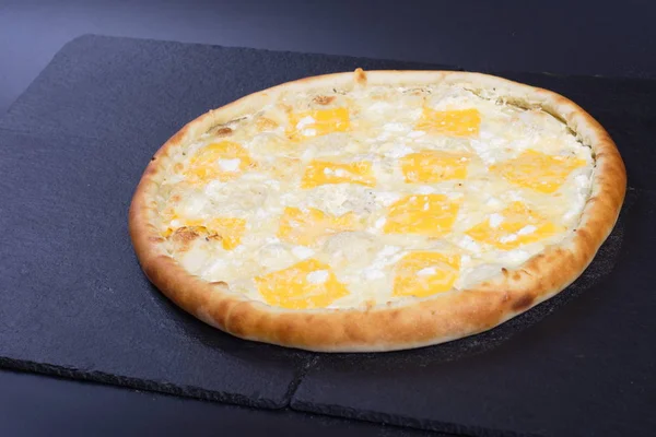 Włoska Pizza Białym Żółtym Serem Sosie Leży Ciemnym Tle — Zdjęcie stockowe