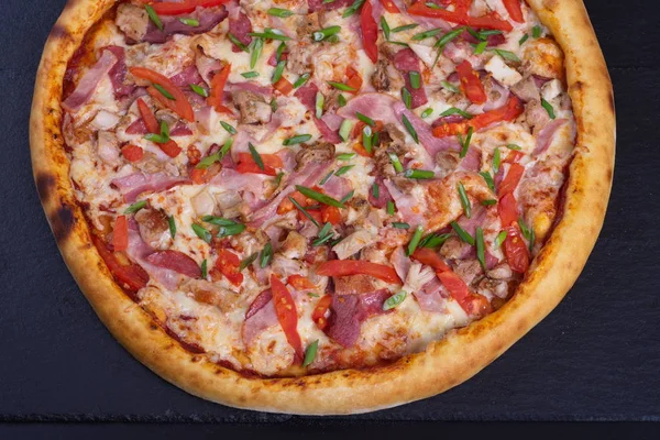 Pizza Italiana Con Formaggio Carne Peperoncino Giace Sfondo Scuro — Foto Stock