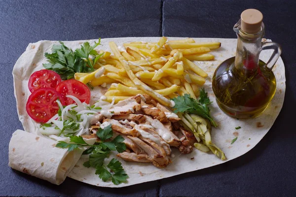 Salat Mit Hühnerfleisch Kräutern Und Gemüse Liegt Auf Einer Tortilla — Stockfoto