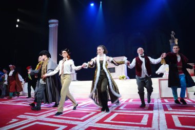  Barnaul, Rusya-17 Aralık 2019. Eski kostümlü tiyatrocular 