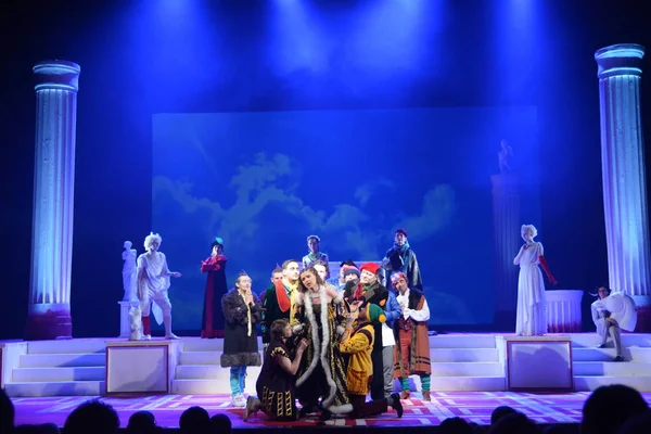  Barnaul, Rusya-17 Aralık 2019. Eski kostümlü tiyatrocular 