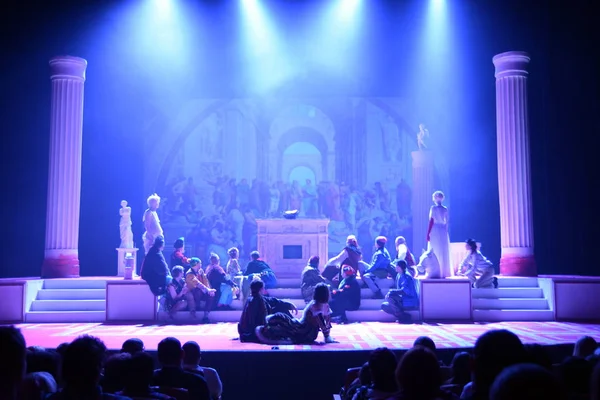  Barnaul, Rusya-17 Aralık 2019. Eski kostümlü tiyatrocular 