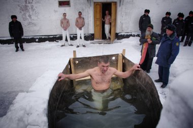 Barnaul, Rusya-19 Ocak 2019. Epifani ziyafetinde mahkumlar maksimum güvenlikli bir kolonide buzda yıkanırlar.