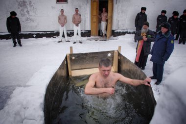 Barnaul, Rusya-19 Ocak 2019. Epifani ziyafetinde mahkumlar maksimum güvenlikli bir kolonide buzda yıkanırlar.