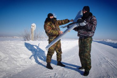 Barnaul, Rusya-16 Aralık 2020. Üniformalı Rus askerleri İHA fırlatıyor.