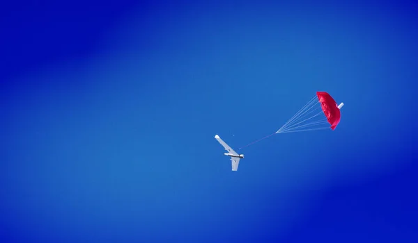 無人航空機はパラシュートで降下する — ストック写真