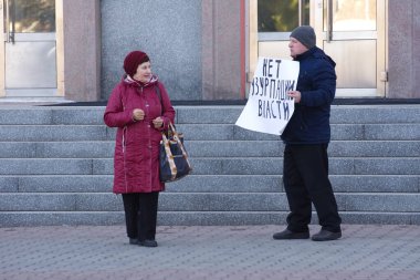 Barnaul, Rusya-13 Mart 2020. Putin 'in politikasına karşı bir poster taşıyan bir adam şöyle diyor: