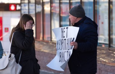 Barnaul, Rusya-13 Mart 2020. Putin 'in politikasına karşı bir poster taşıyan bir adam şöyle diyor:
