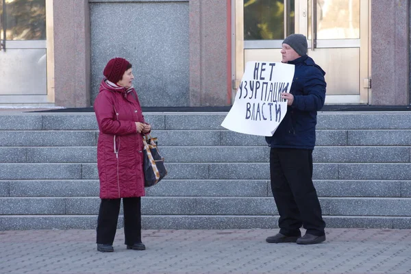 Барнаул Марта Человек Стоит Плакатом Против Политики Путина Никакого Узурпации — стоковое фото