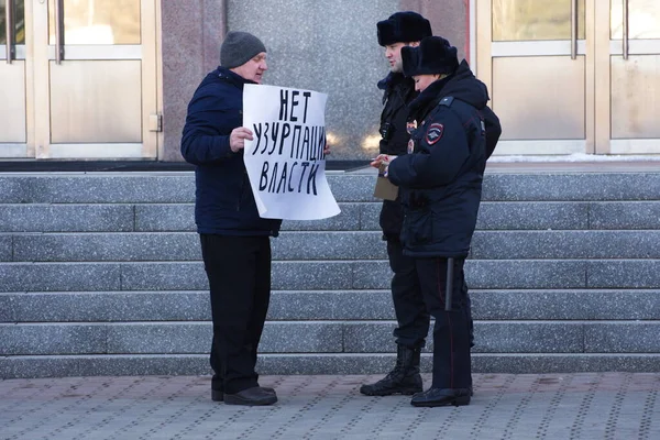 Barnaul Rusia Marzo 2020 Policía Detiene Hombre Con Cartel Contra — Foto de Stock