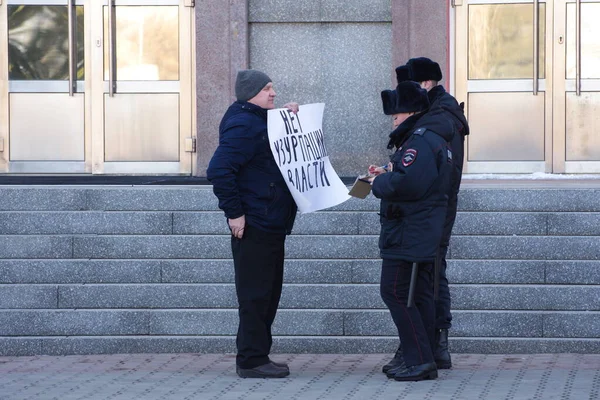 Barnaul Rusia Marzo 2020 Policía Detiene Hombre Con Cartel Contra —  Fotos de Stock