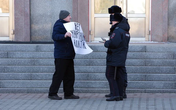 Барнаул Росія Березня 2020 Людина Плакатом Проти Політики Путіна Узурпації — стокове фото