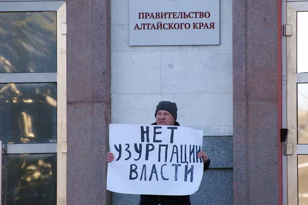 Барнаул Марта Человек Стоит Плакатом Против Политики Путина Никакого Узурпации — стоковое фото