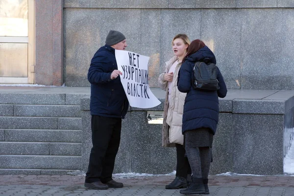 Barnaul Russia March 2020 Man Stands Poster Putin Policy Usurpation — Stock Photo, Image