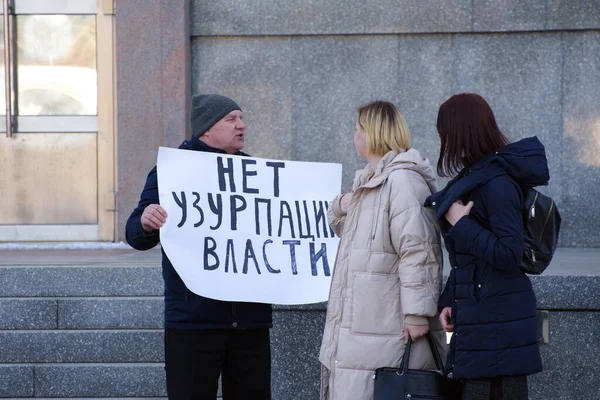 Barnaul Rusia Marzo 2020 Hombre Está Con Cartel Contra Política — Foto de Stock