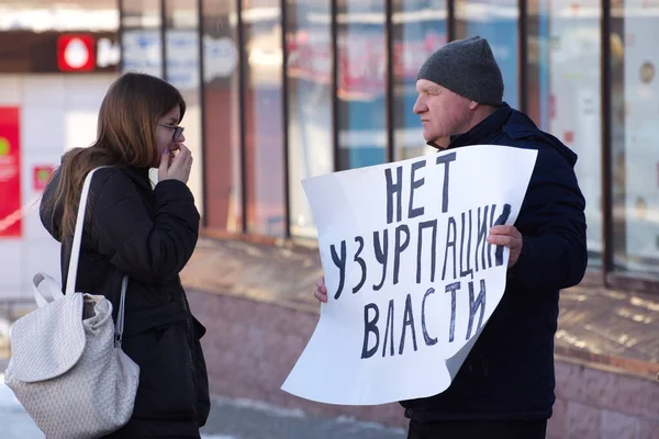 Барнаул Марта Человек Стоит Плакатом Против Политики Путина Никакого Узурпации — стоковое фото