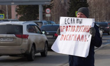 Barnaul, Rusya-18 Mart 2020. Putin 'in politikasına karşı afiş taşıyan bir adam 