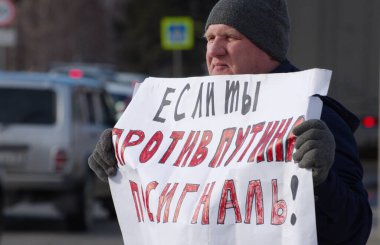 Barnaul, Rusya-18 Mart 2020. Putin 'in politikasına karşı afiş taşıyan bir adam 